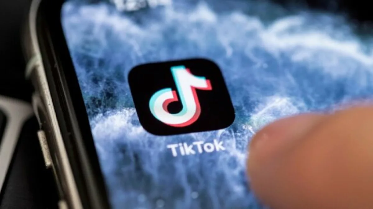 I 10 anni di TikTok tra i rischi per la sicurezza e gli effetti di quell'algoritmo progettato per creare dipendenza
