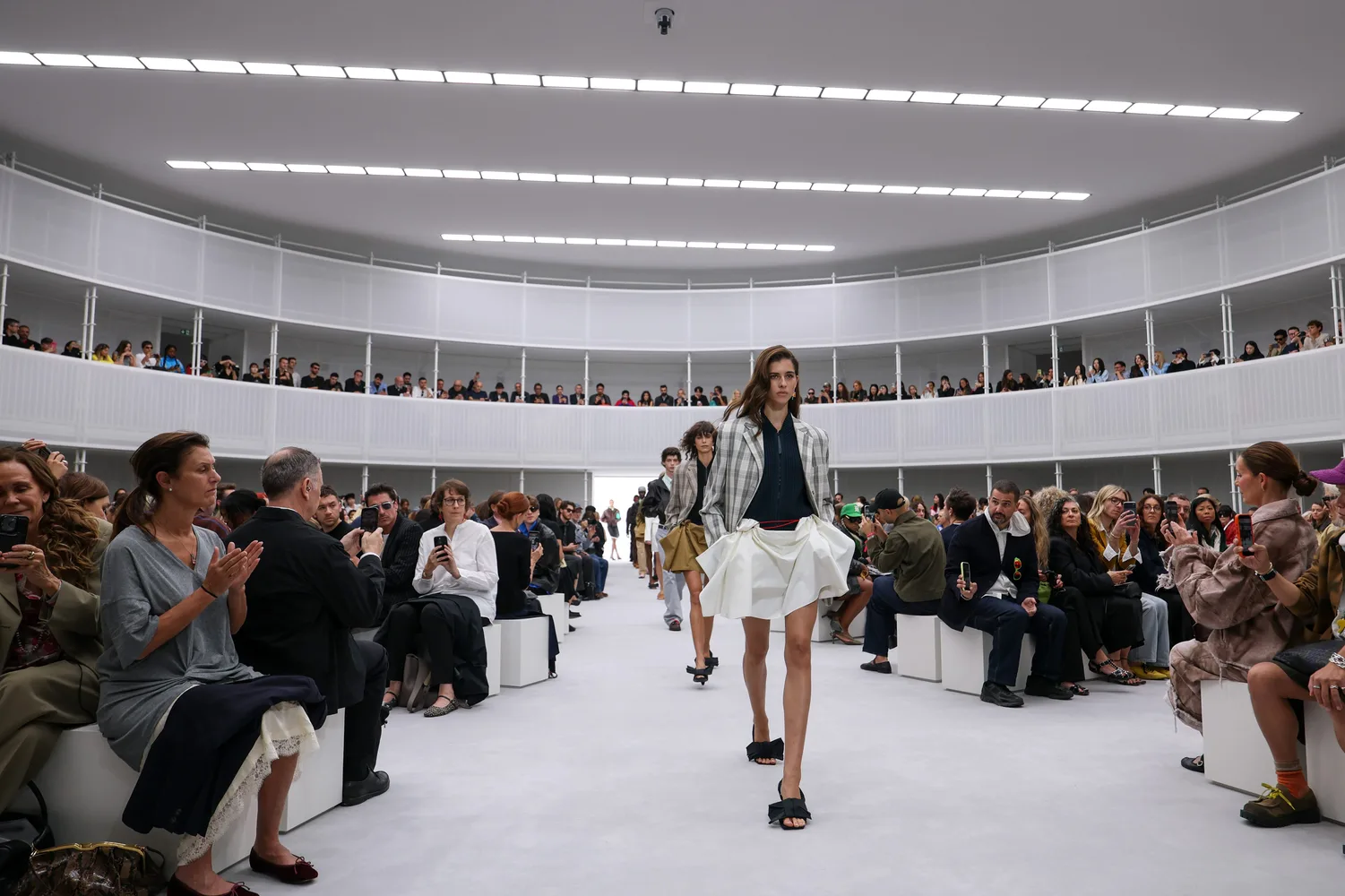 La gran mentira de ‘la moda comercial’: por qué en París vender no significa hacer camisas blancas