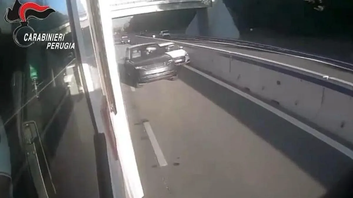 La folle fuga di un 15enne da Ravenna all'Umbria su un suv rubato: «Ha percorso 150 km e speronato un'auto»