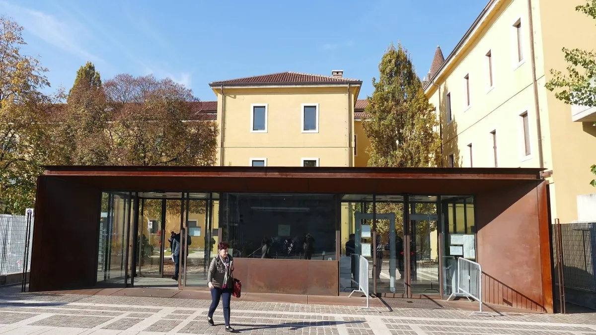 Verona, donna litiga con il figlio di 9 anni e lo chiude fuori casa per due ore: condannata. Il bambino aveva chiamato il 113
