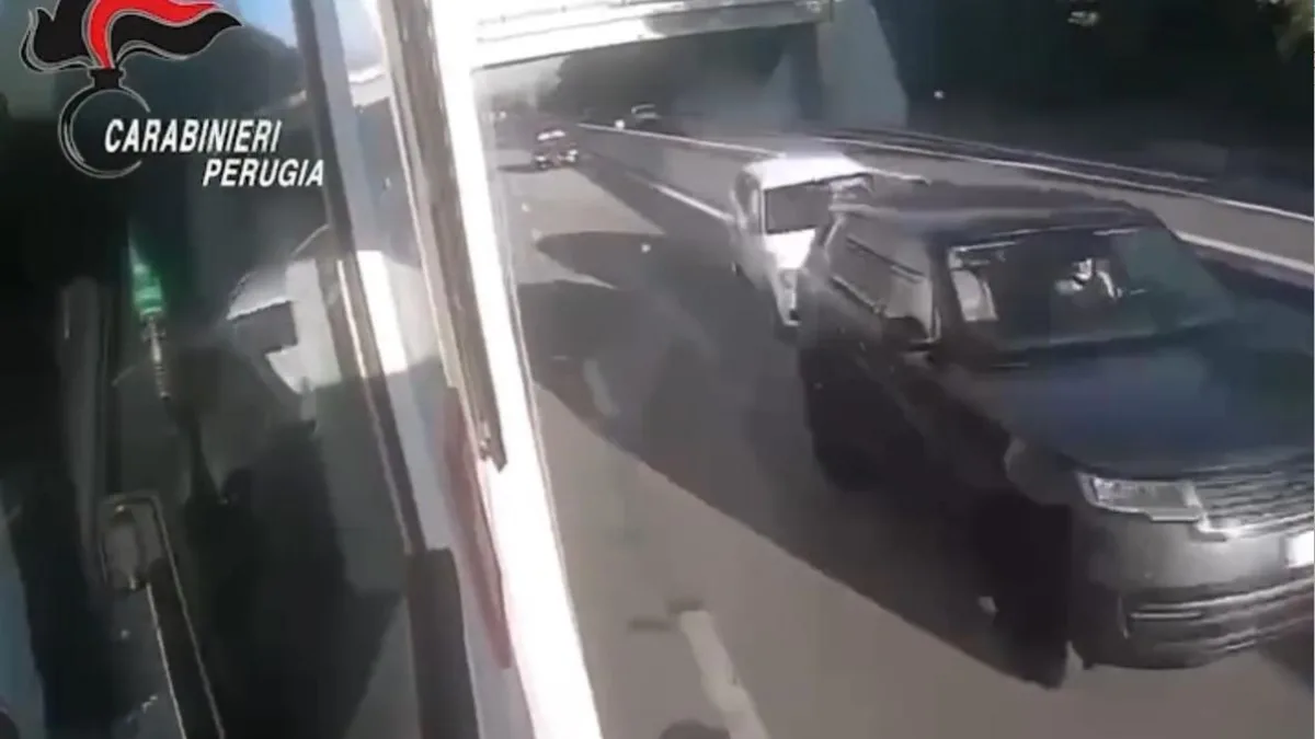 Ravenna, 15enne ruba un suv e sperona un'altra auto: il video dell'inseguimento