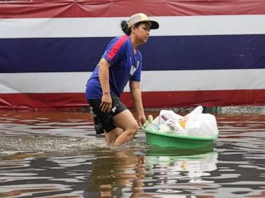 Rain eases in Bangkok but persistent flooding forces thousands to leave home