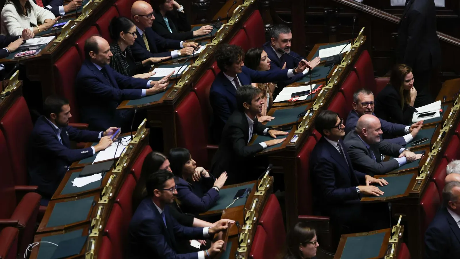 Bagarre in Aula su stragi e depistaggi. È scontro tra il Movimento 5 Stelle e Fratelli d'Italia