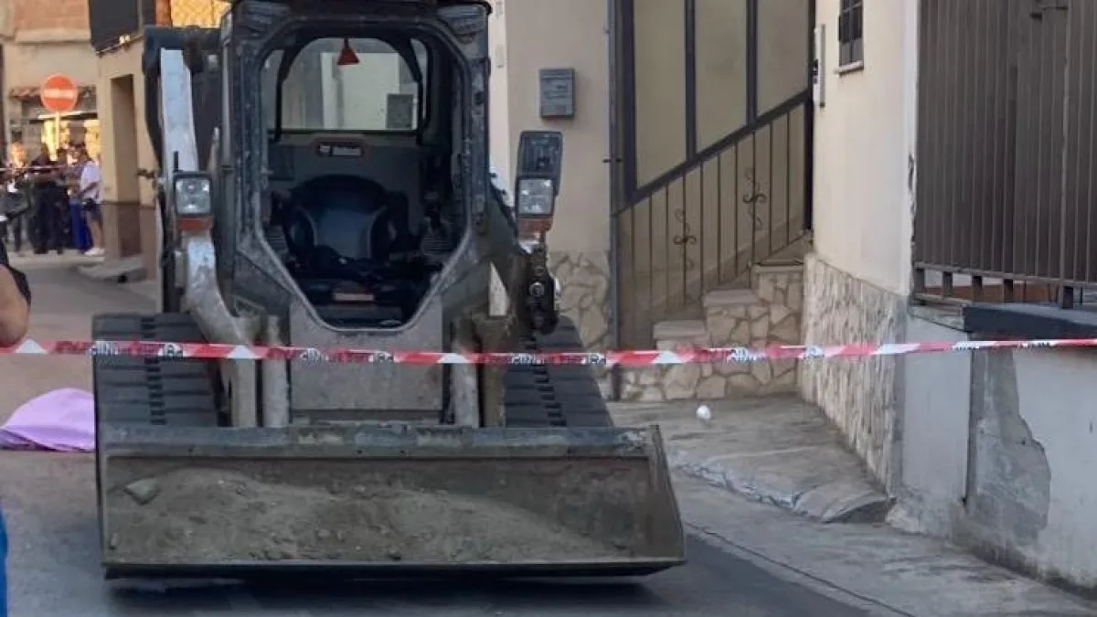 Operaio di 21 anni investito e ucciso nel cantiere per la fibra ottica. In ospedale sotto choc il collega alla guida del mezzo