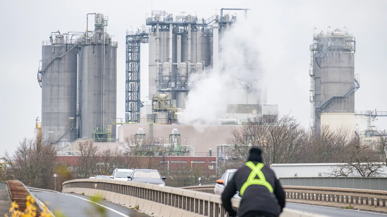Business-Ticker: Evonik hält an Abbau von 3200 Stellen fest
