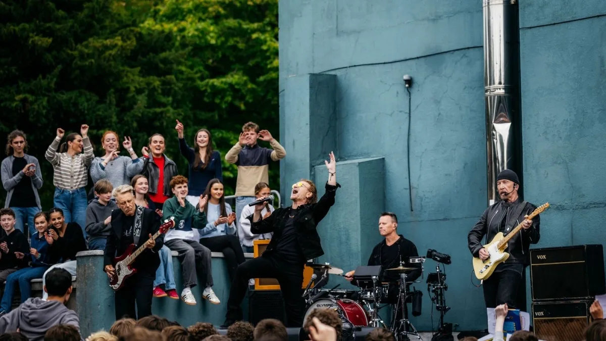 U2, ritorno a scuola: la band suona nel cortile dove esordì: «Qui abbiamo imparato il senso di comunità»