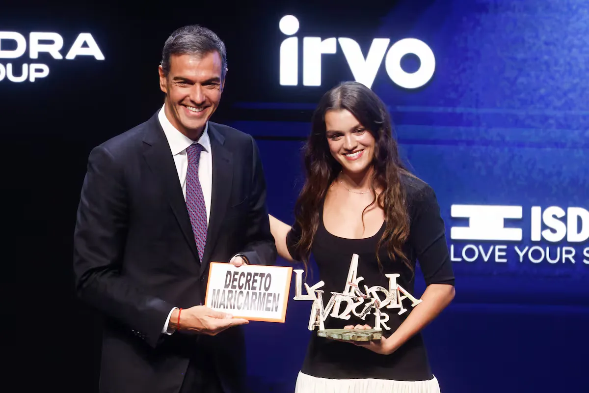 La cantante Amaia entrega en Barcelona a Pedro Sánchez un cartel del ‘decreto Maricarmen’