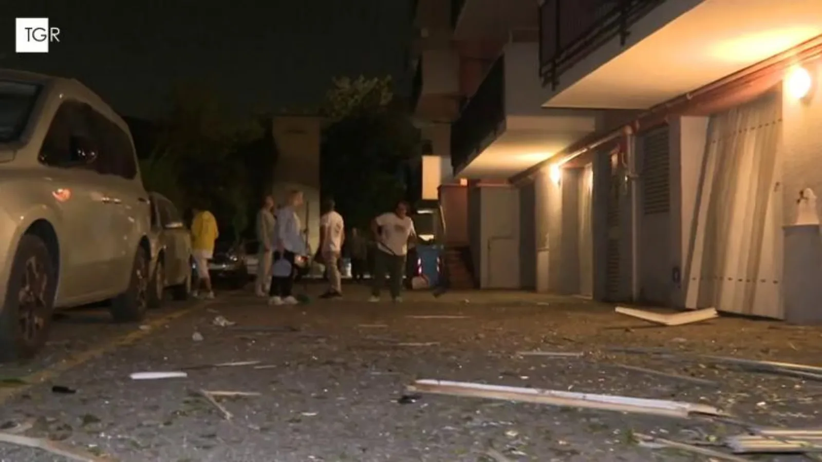 Esplosione in un condominio a Bergamo, due feriti in codice rosso
