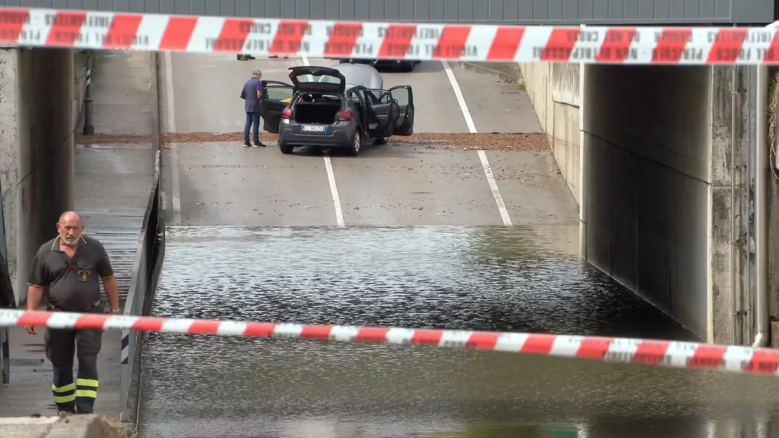 Una donna di 83 anni annega in un sottopasso allagato: l'auto era bloccata