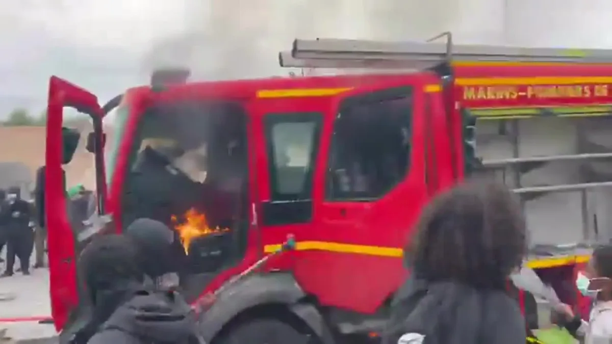 A Marsiglia bruciano il camion dei pompieri