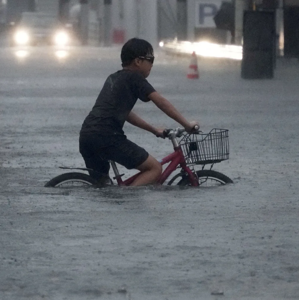 Typhoon Dujuan Brings Record Rain to Japan, Killing 5 People