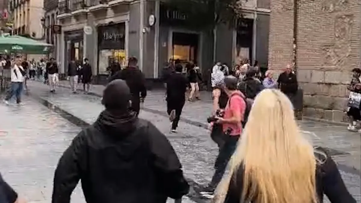 Vito Quiles abandona la plaza de Sol tras un enfrentamiento físico entre algunos manifestantes y su equipo