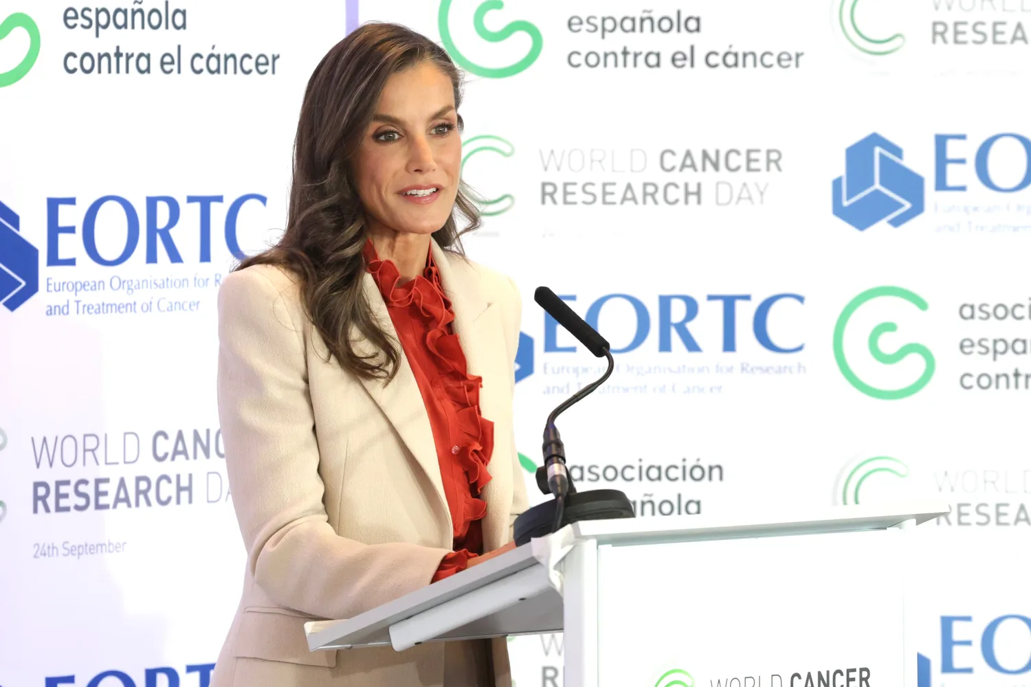La reina Letizia reclama inversión sostenible y acceso universal para la investigación en cáncer