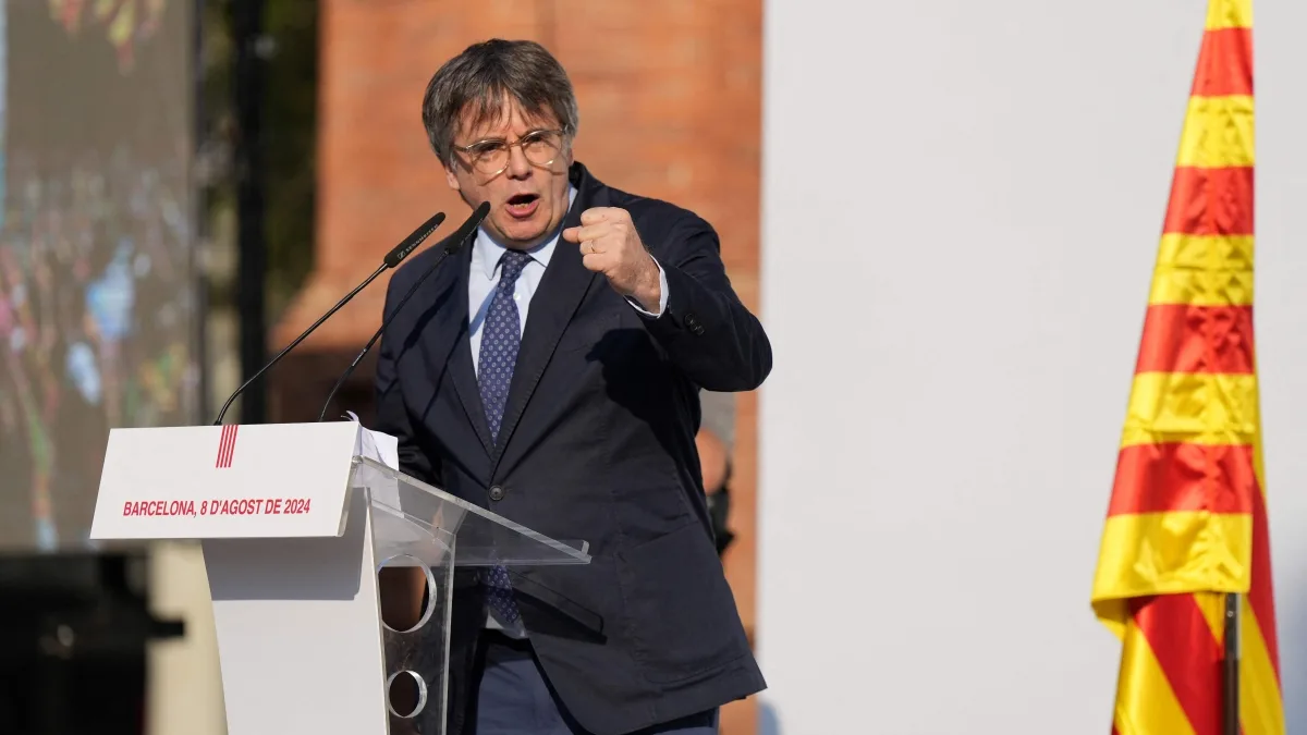 Spagna, revocato dopo 9 anni il mandato d’arresto per il catalano Puigdemont. Sánchez: approvati 2 nuovi decreti casa