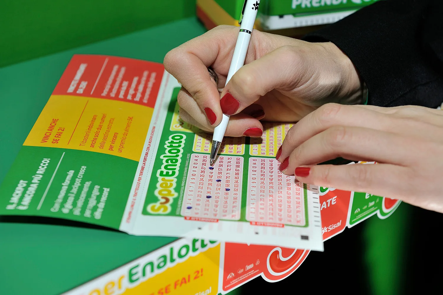 Superenalotto, vincita record a Oggiono: 223 milioni di euro. È il secondo miglior jackpot di sempre