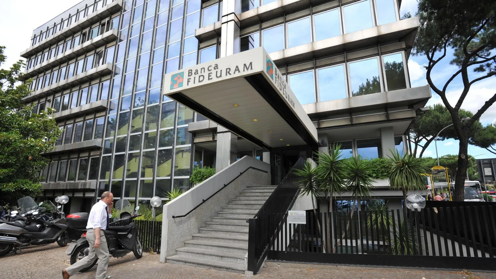 Truffa da 36 milioni al presidente di Fideuram: la richiesta da un finto numero di Messina (Intesa)