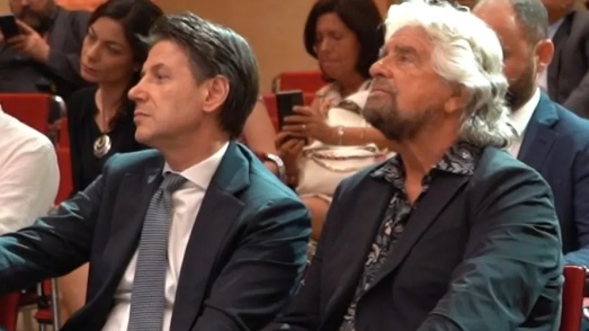Il compleanno al veleno del Movimento 5 Stelle: Grillo attacca. E Conte: ci screditano. Scontro sulla Sardegna