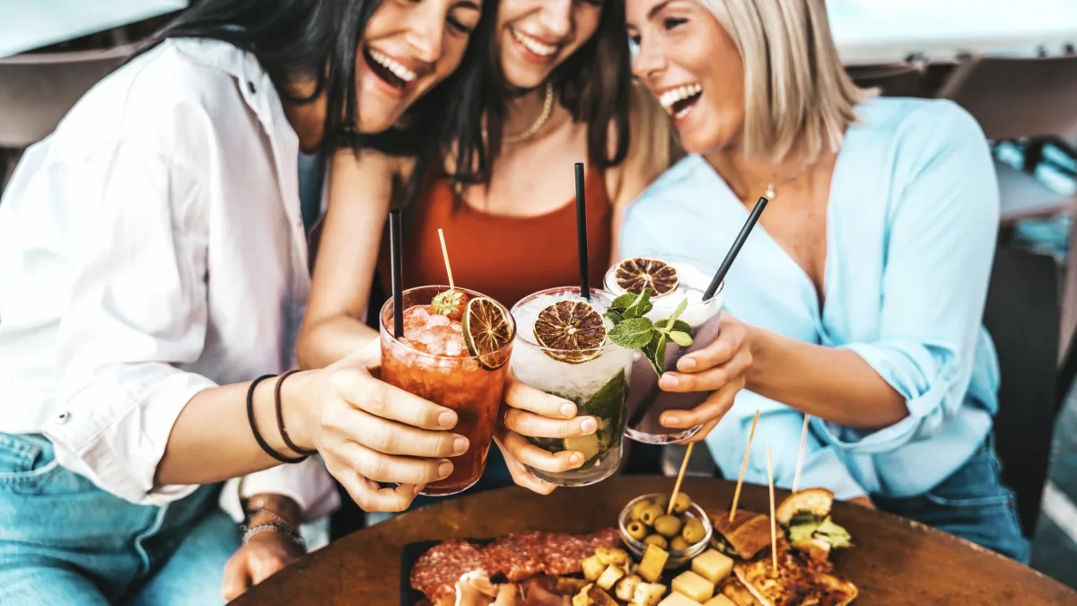 La «girl dinner» conquista i ristoranti di mezzo mondo: la cena nata su TikTok (che l'Italia conosce da sempre)