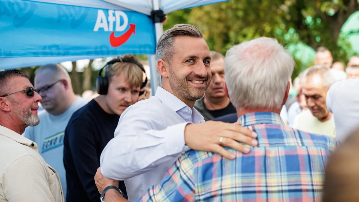 Sorrisi, paure e supporter in coda: sulle tracce del «venditore Ulli» che vuole portare l’AfD al governo