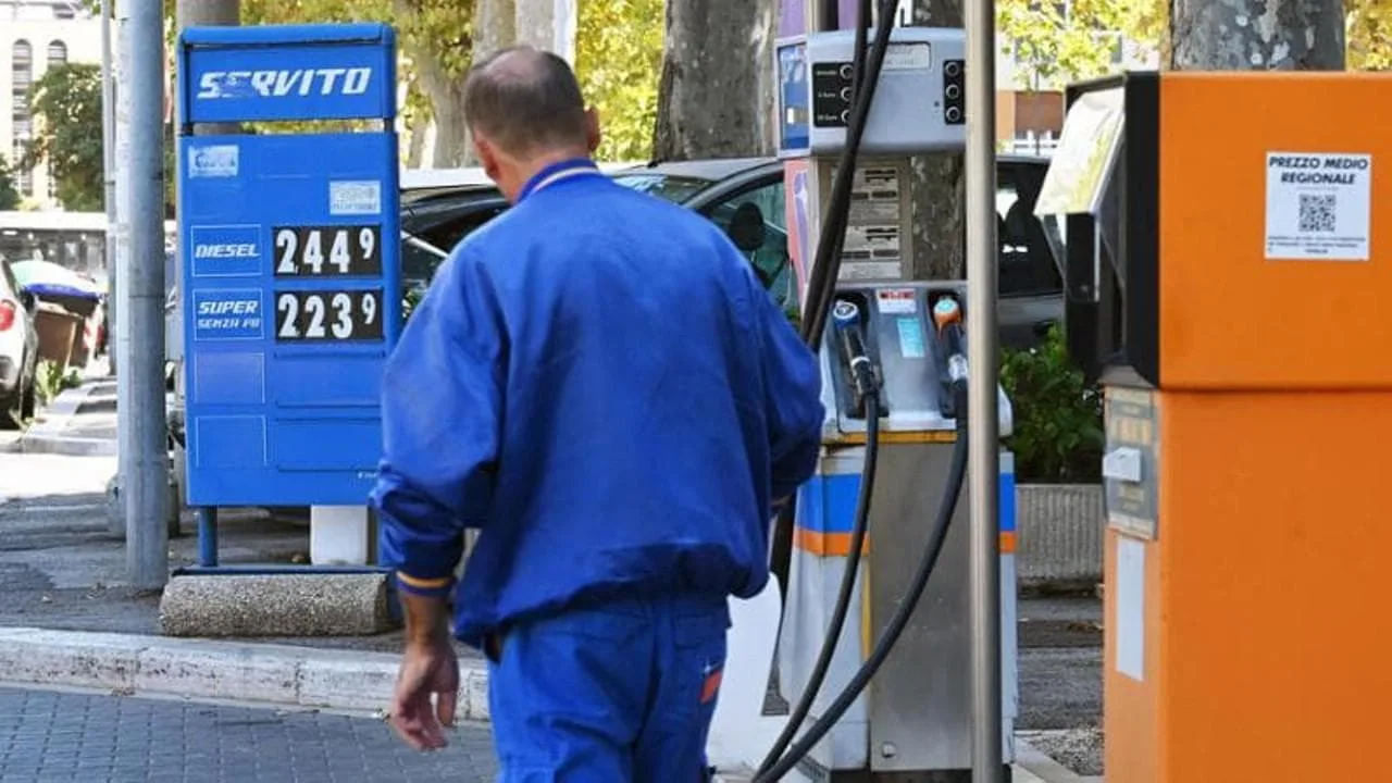 Carburanti, anche Q8 accoglie l’invito del governo: tetto al prezzo di benzina e gasolio