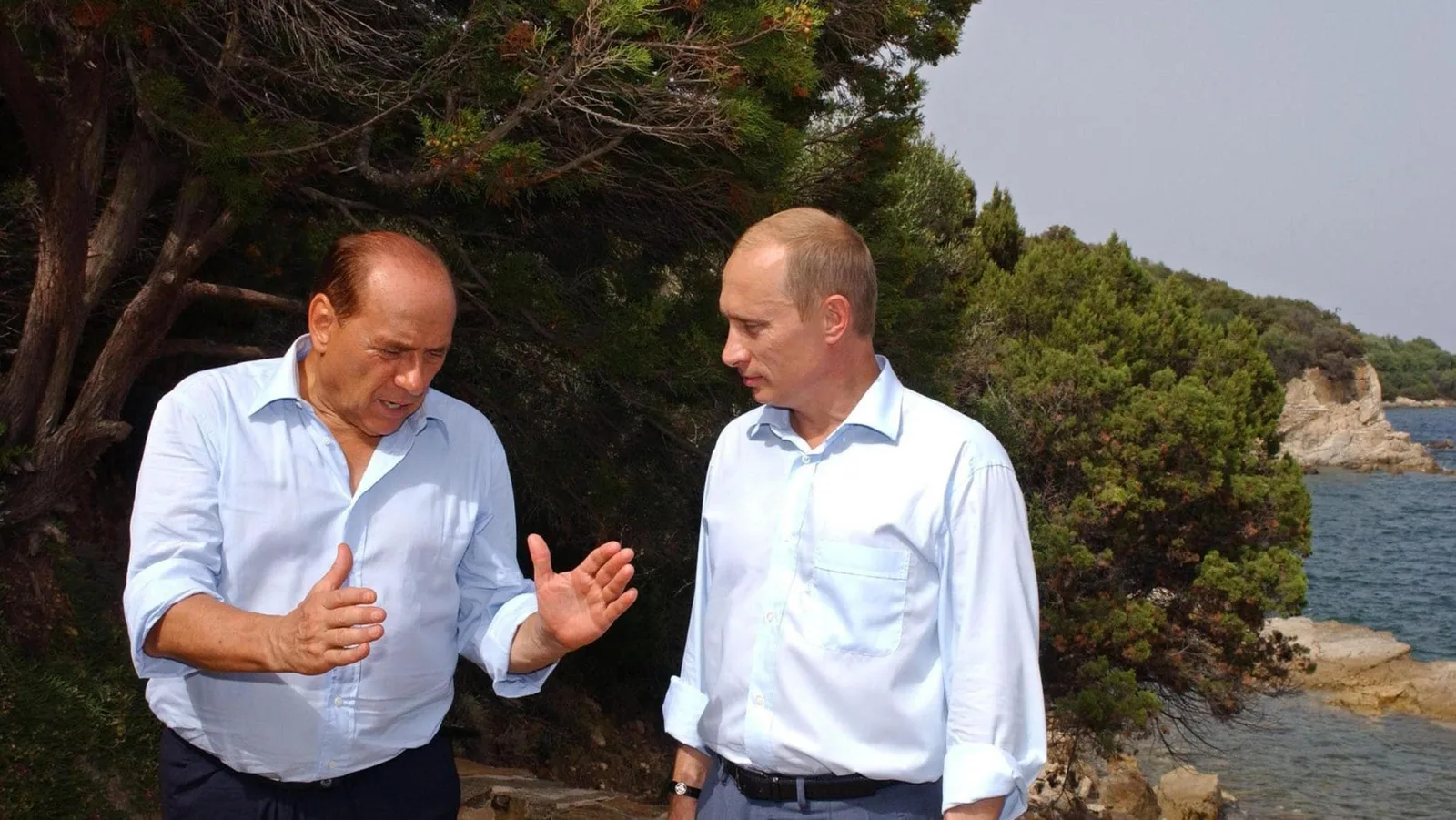 I novant'anni di Berlusconi. Figli e amici a Villa Certosa e una maxi torta tricolore a Napoli