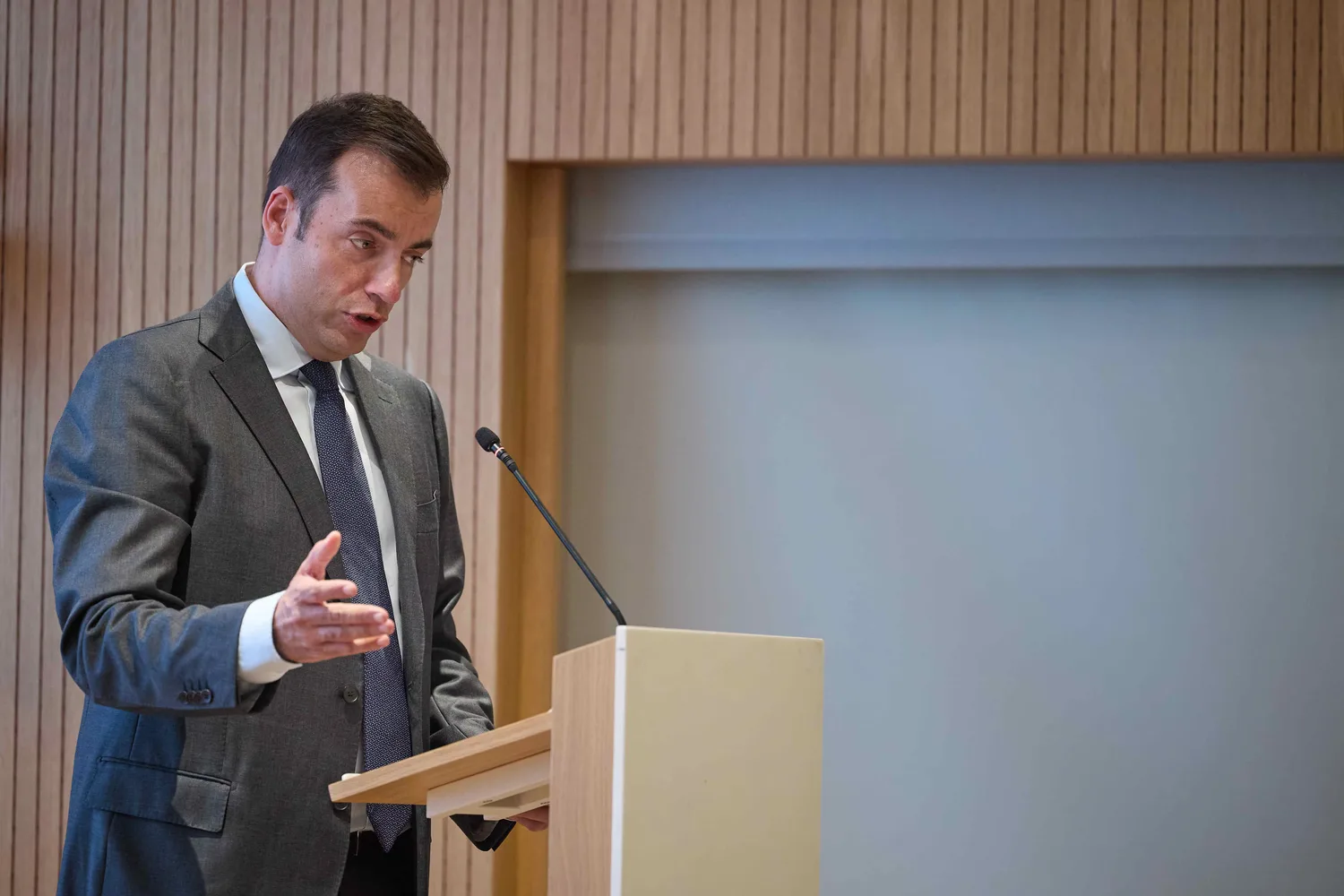 Las derecha, Junts, empresarios y sindicatos rechazan la regulación de los lobbies del Gobierno
