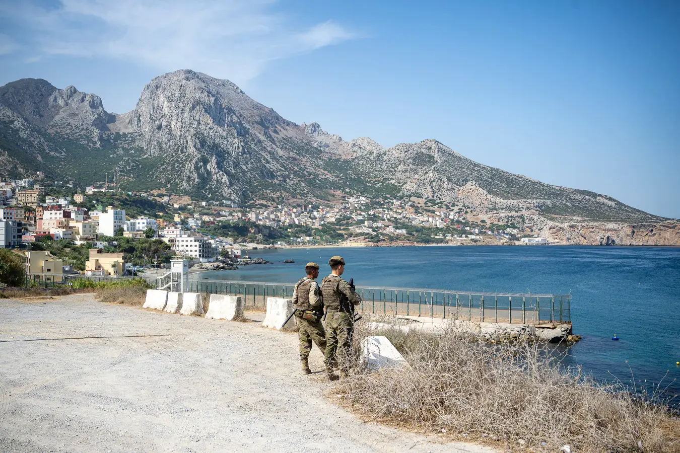 El PSOE estudia una reforma para salvar el “vacío legal” planteado por el Supremo para devolver a migrantes que entren a nado