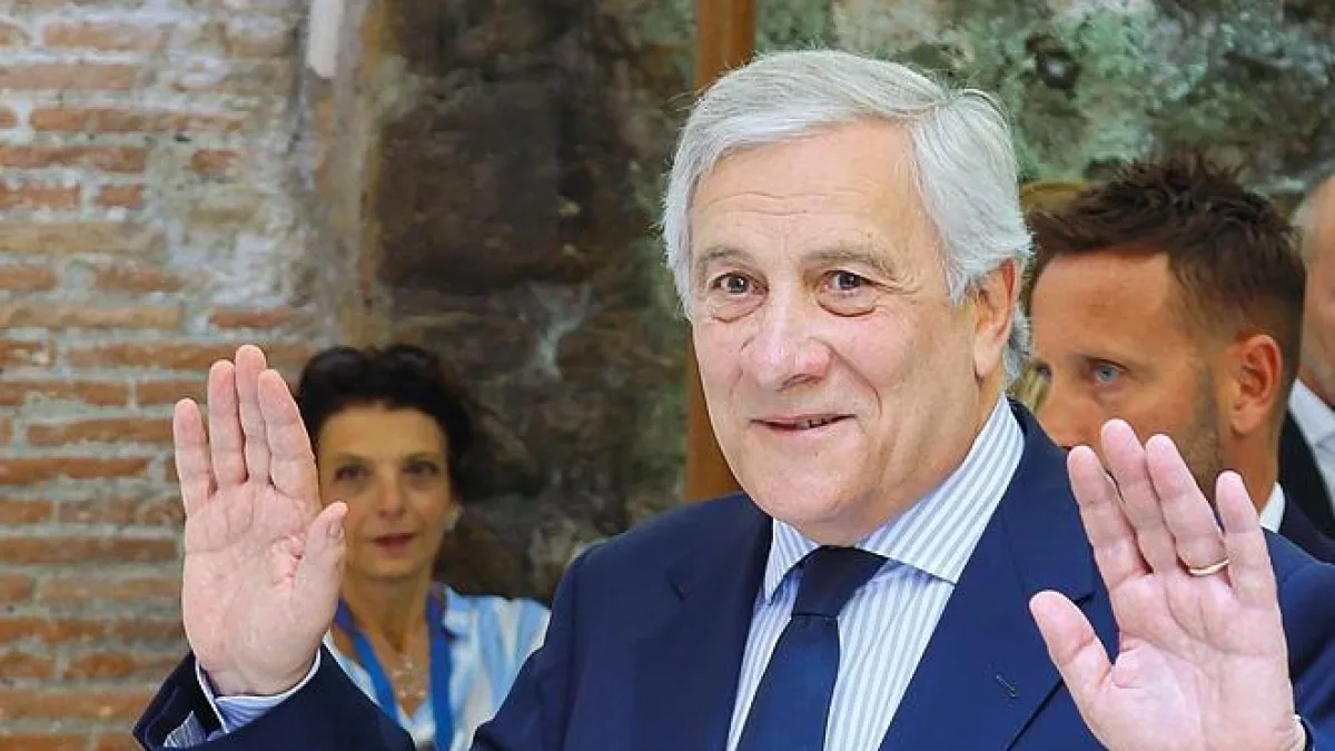 Con i consigli di Tajani ai giovani scapoli italiani siamo tornati agli anni Cinquanta
