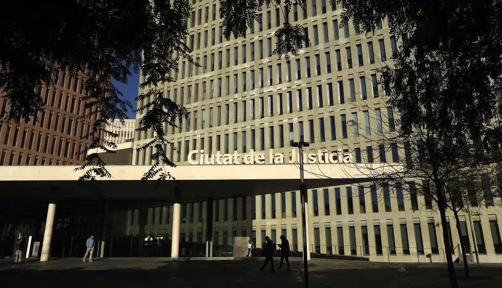 Los Mossos piden al juez geolocalizar los móviles de los padres del bebé maltratado en Barcelona
