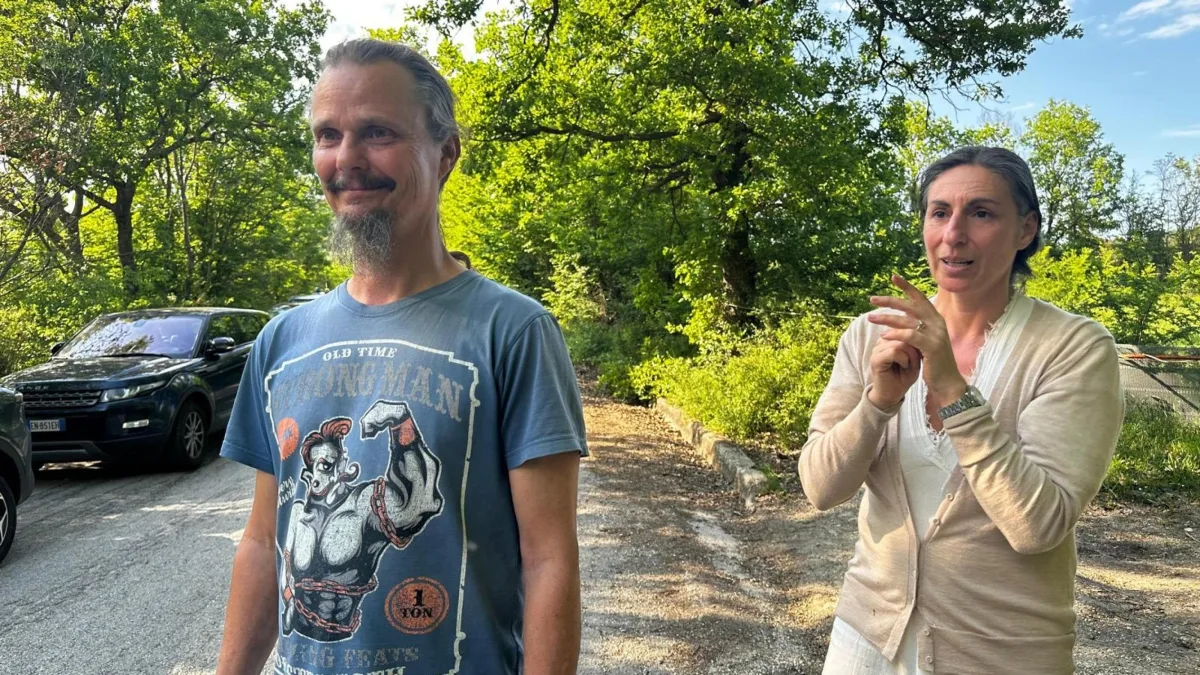 Famiglia nel bosco, l'assistente sociale sotto accusa: «Contraria a metodi educativi "diversi"». Sarà affiancata da una collega