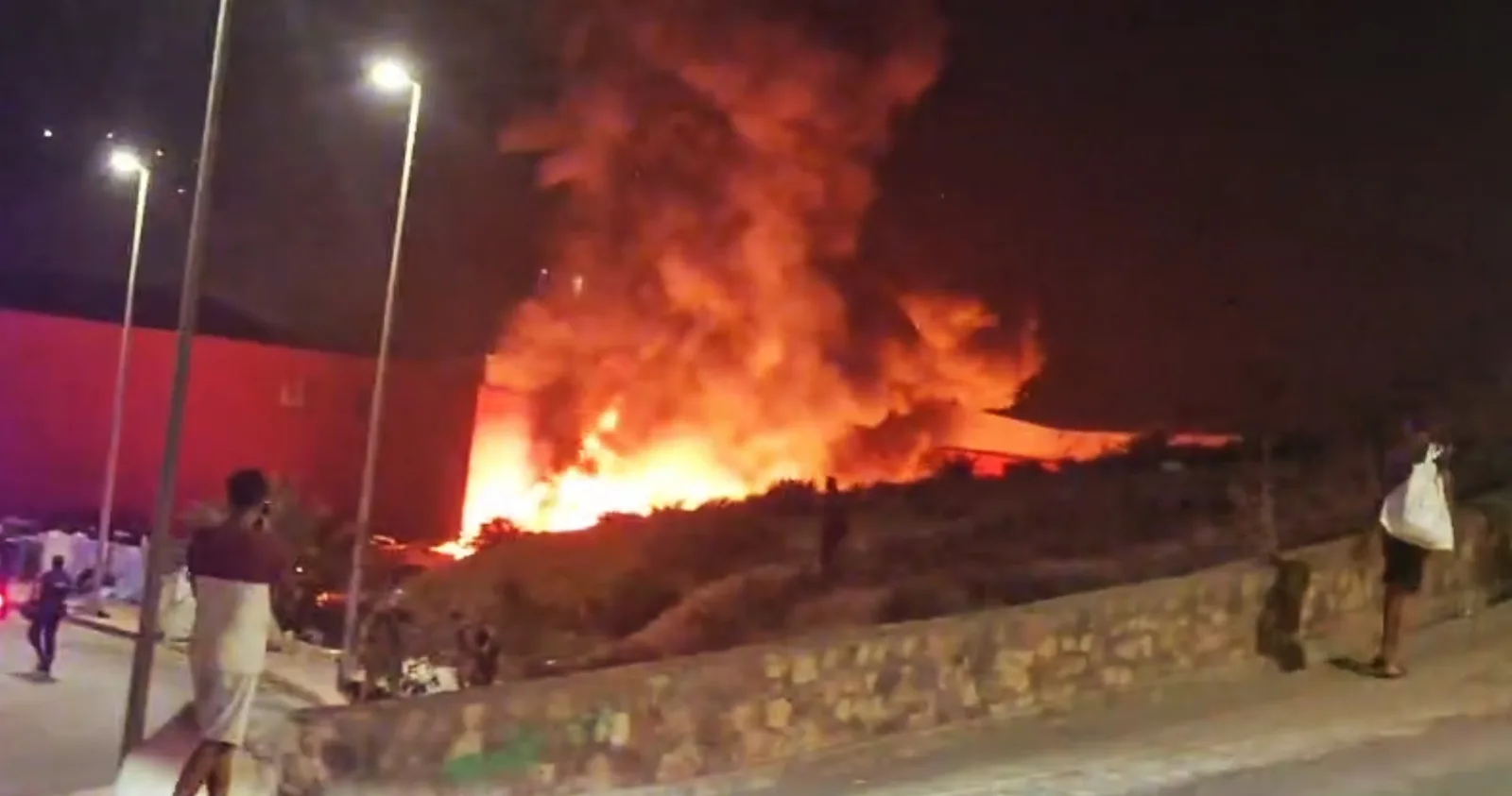 Última hora de la entrada de inmigrantes a Ceuta, en directo | Al menos 40 tiendas de migrantes incendiadas en las Naves del Tarajal