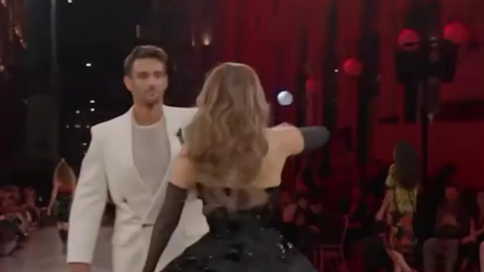 Musetti in black and white: il passo di danza con Jennifer Lopez