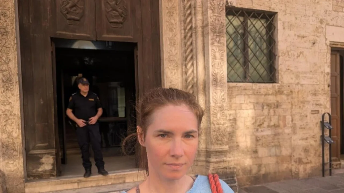 Amanda Knox torna in Italia a 15 anni dall'assoluzione: «Giro a testa alta». E posta una sua foto davanti al tribunale di Perugia